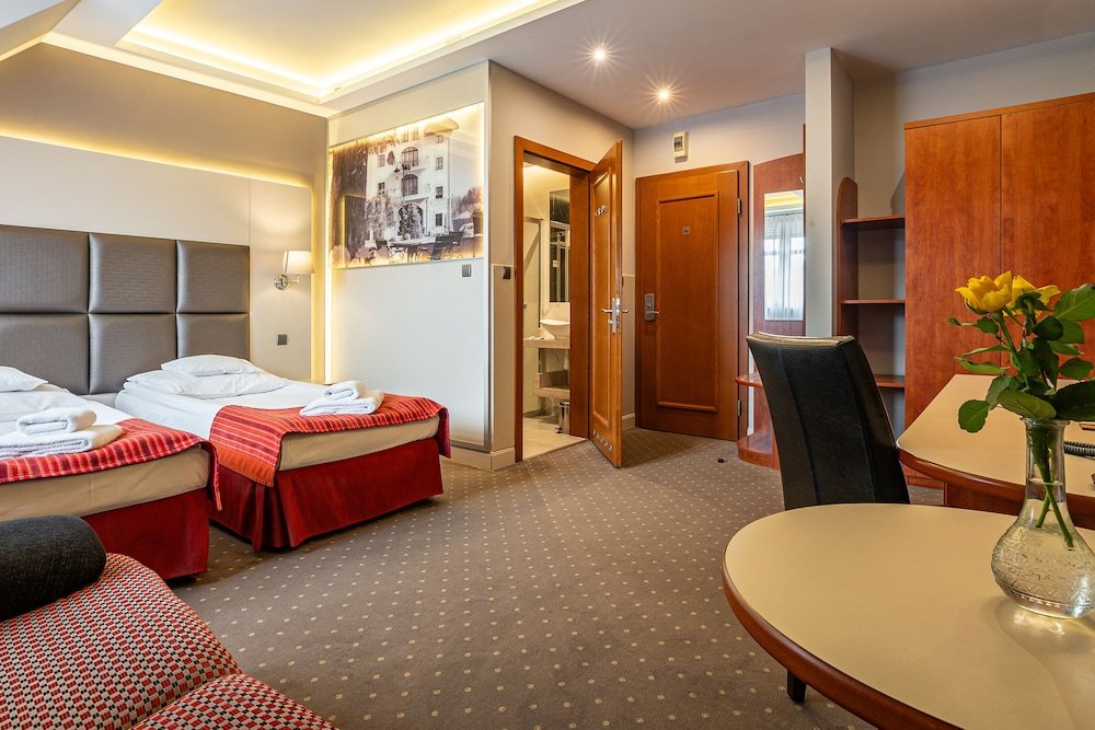 Трёхместный номер Standard c 1 комнатой Hotel Galicja Superior Wellness & Spa