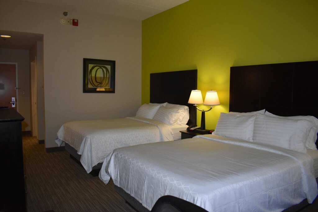 Четырёхместный номер Standard Holiday Inn Express Apex - Raleigh, an IHG Hotel