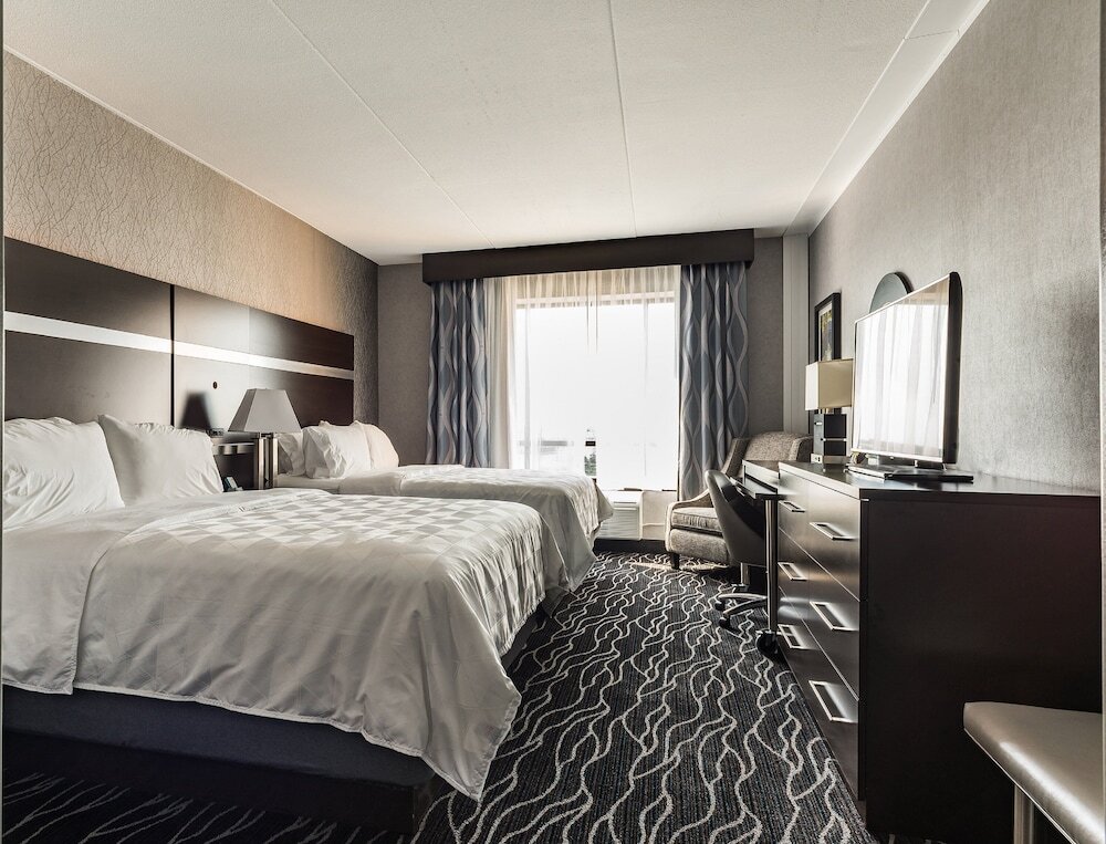 Четырёхместный номер Standard Holiday Inn Hotel & Suites - Joliet Southwest, an IHG Hotel
