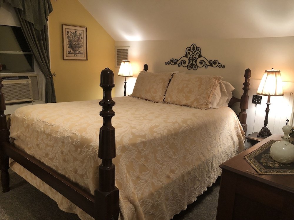 Deluxe Double room with courtyard view Alpine Haus Bed & Breakfast Inn