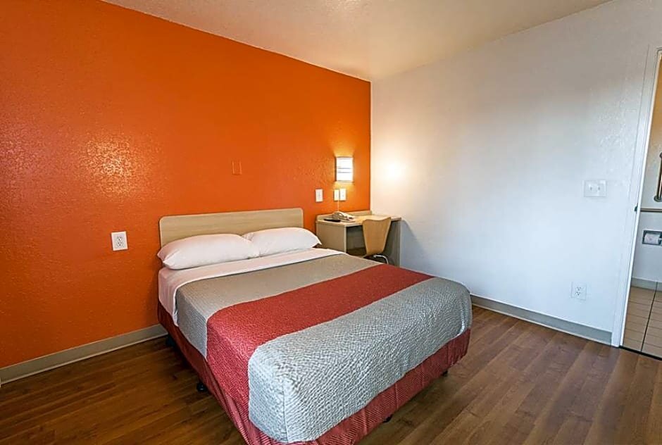Standard Zimmer Motel 6-Mcallen, TX