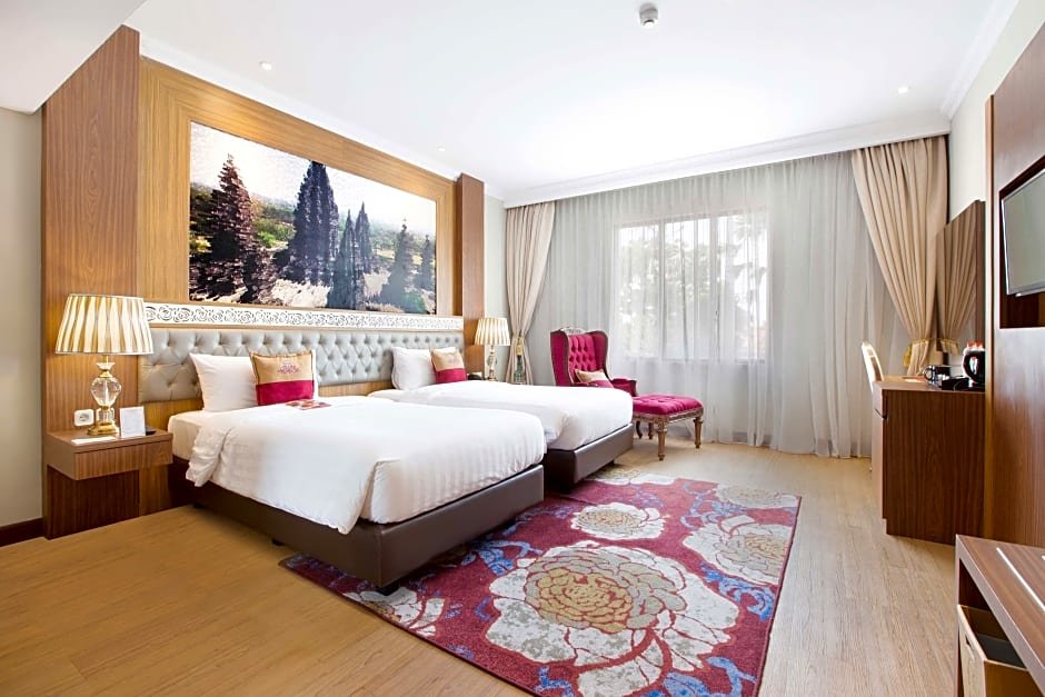 Deluxe Double room with city view Ramada Suites By Wyndham Solo