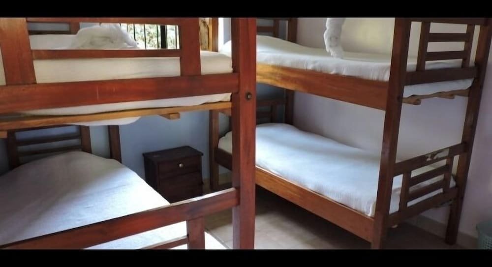 Lit en dortoir (dortoir masculin) Shika Tours and Hostel