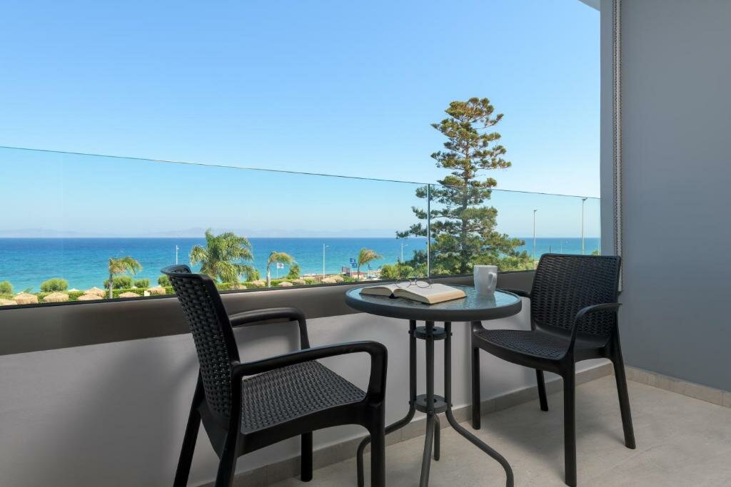 Habitación triple Superior con vista al mar Oceanis Beach Hotel