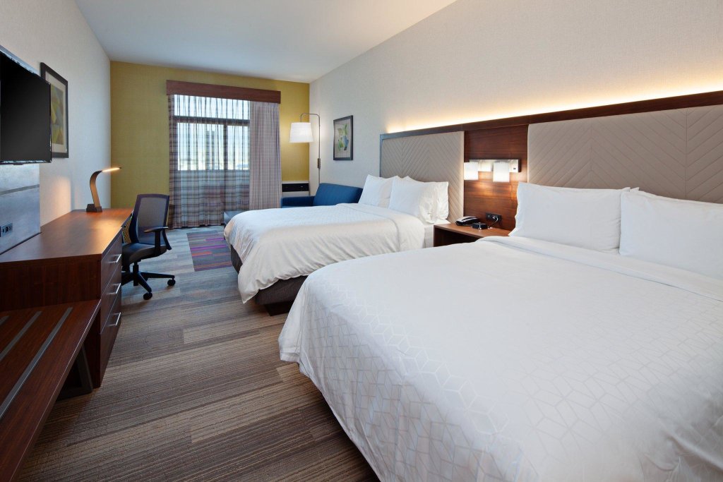 Четырёхместный номер Standard Holiday Inn Express Hotel & Suites Ventura Harbor, an IHG Hotel
