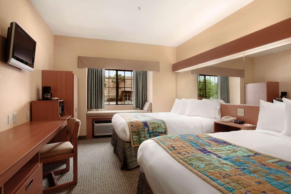 Четырёхместный номер Standard Microtel Inn & Suites by Wyndham Panama City