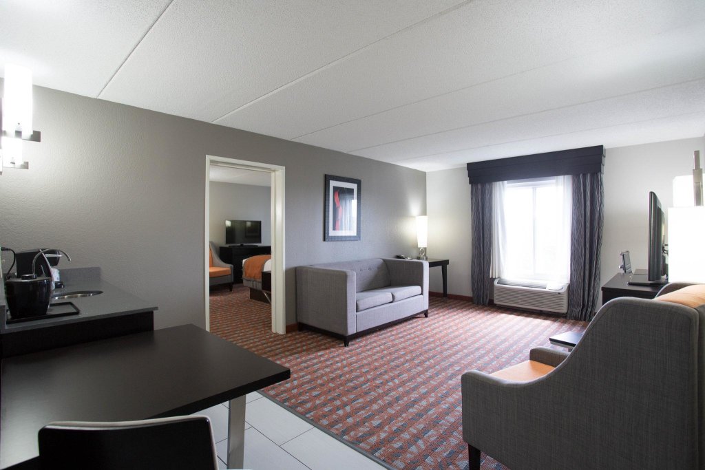 Двухместный люкс с 2 комнатами Holiday Inn Express & Suites Nashville Southeast - Antioch, an IHG Hotel