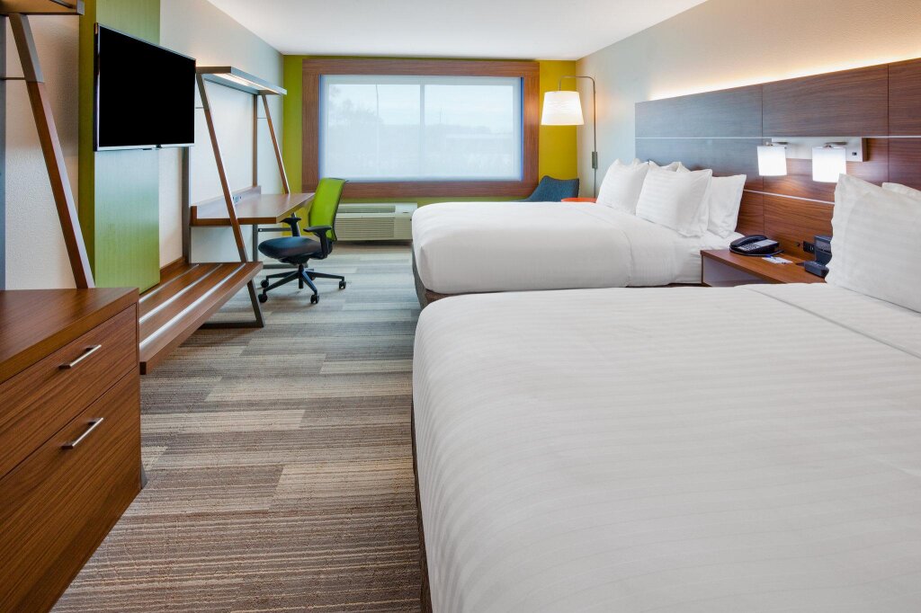 Четырёхместный номер Standard Holiday Inn Express and Suites Des Moines Downtown, an IHG Hotel
