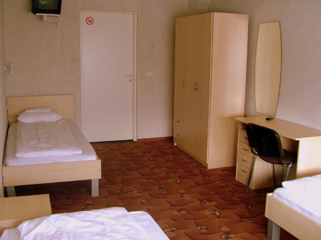 Кровать в общем номере Eurohotel