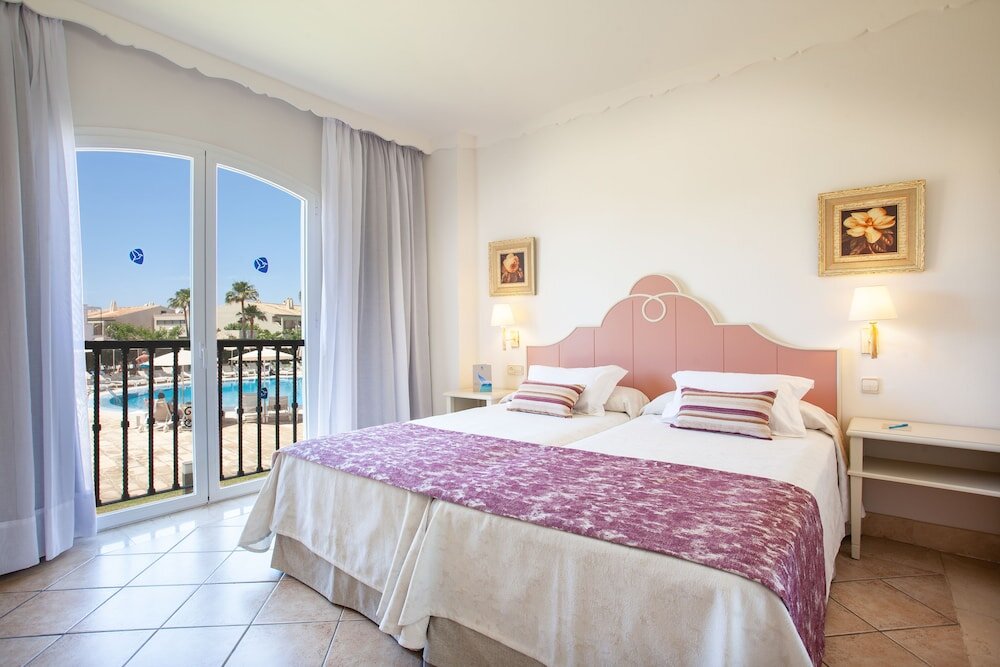 Люкс с балконом и с красивым видом из окна Grupotel Macarella Suites & Spa