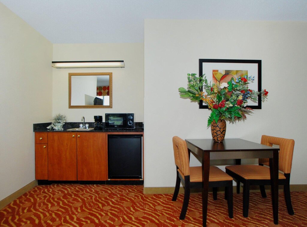 Четырёхместный люкс Holiday Inn Express Hotel & Suites Anderson I-85 - HWY 76, Exit 19B, an IHG Hotel