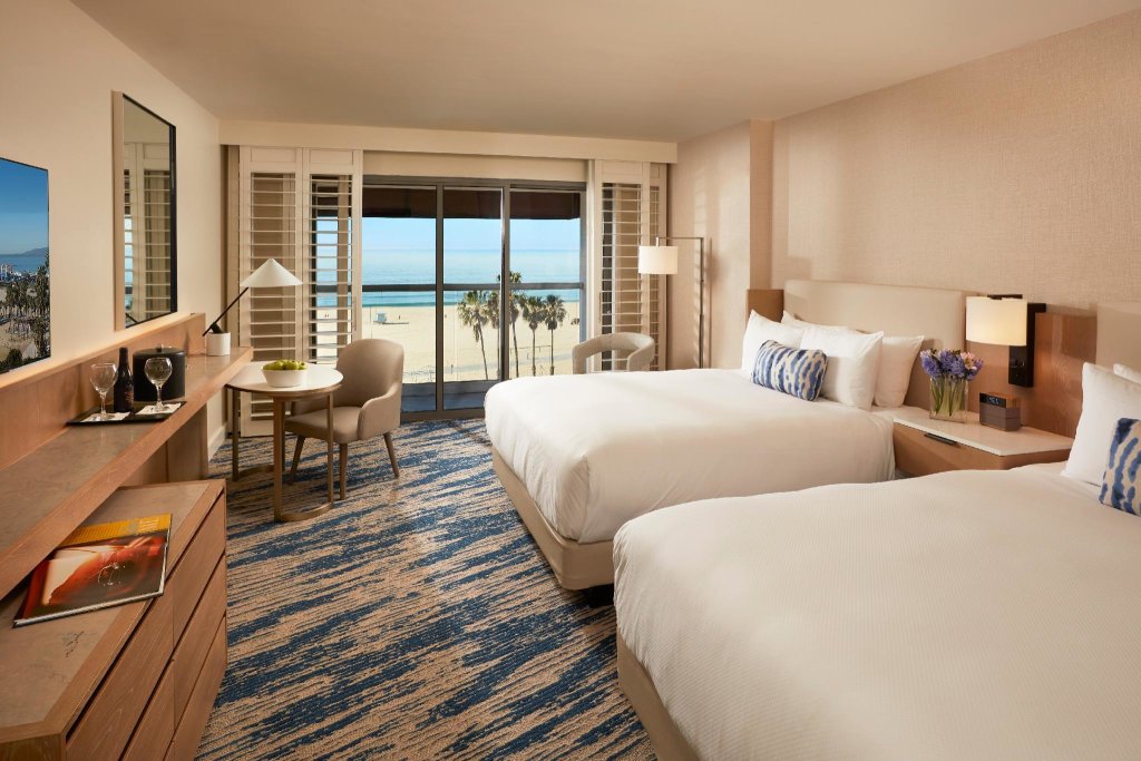 Двухместный номер Standard oceanfront Loews Santa Monica Beach Hotel