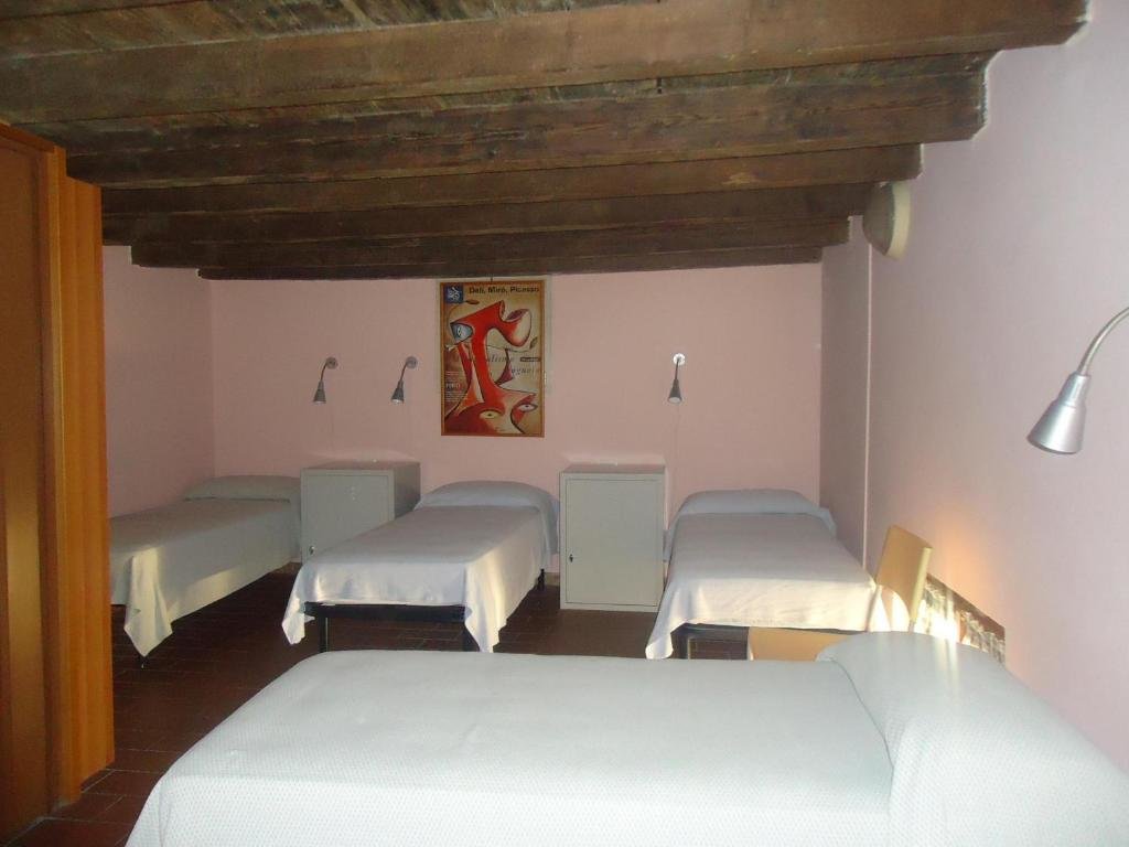 Кровать в общем номере (женский номер) Protezione della Giovane - female hostel