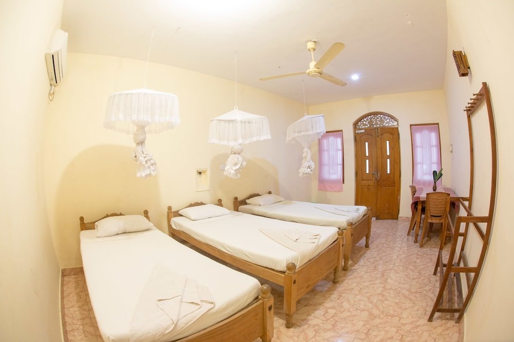 Deluxe room Rupa's Hotel Arugambay