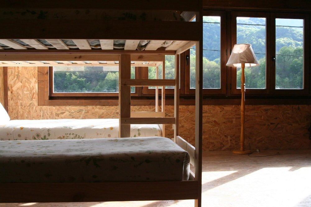 Кровать в общем номере с видом на горы Albergue Les Xendes. Parque de Redes
