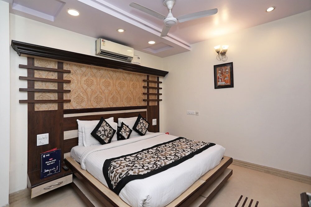Двухместный номер Standard с балконом Capital O Hotel Metro View Inn Near Satyam Inox Patel Nagar