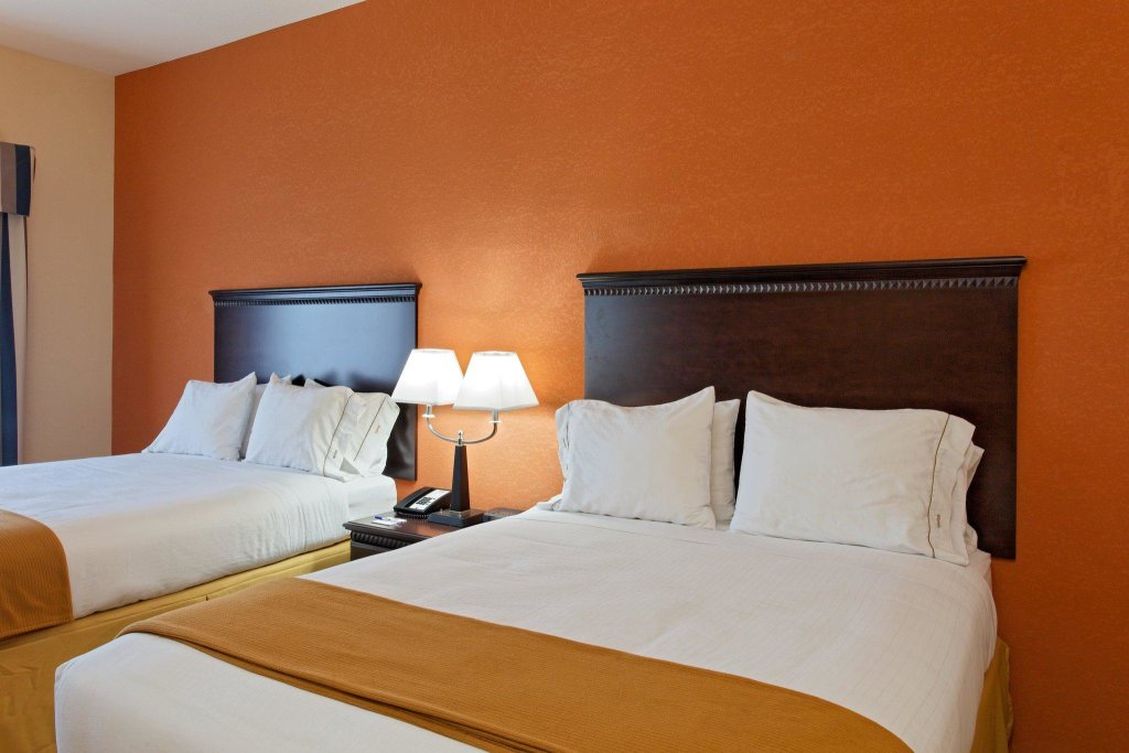 Двухместный номер Standard Holiday Inn Express Hotel & Suites Talladega, an IHG Hotel
