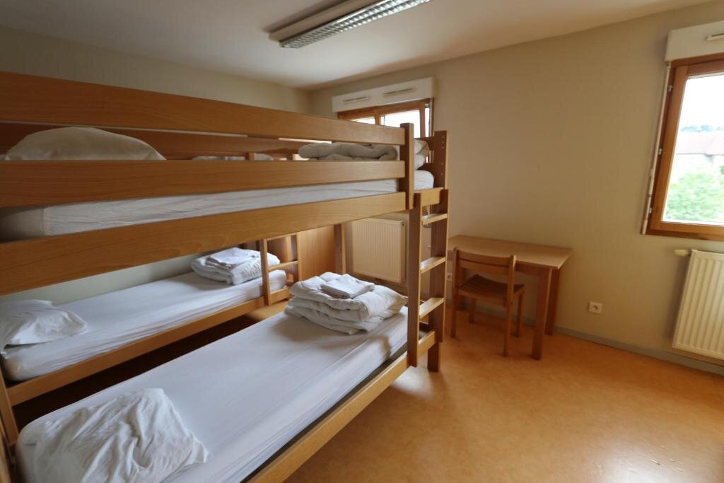 Кровать в общем номере Auberge de Jeunesse HI Pontarlier