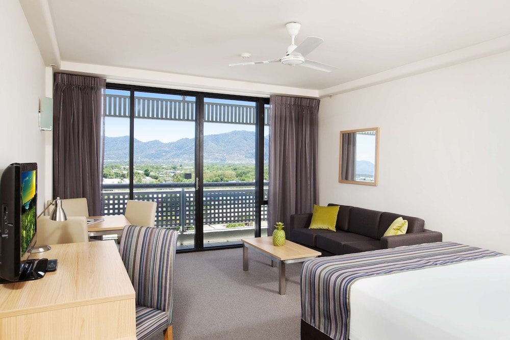 Habitación doble Estándar con balcón y con vista a la montaña Rydges Esplanade Resort Cairns