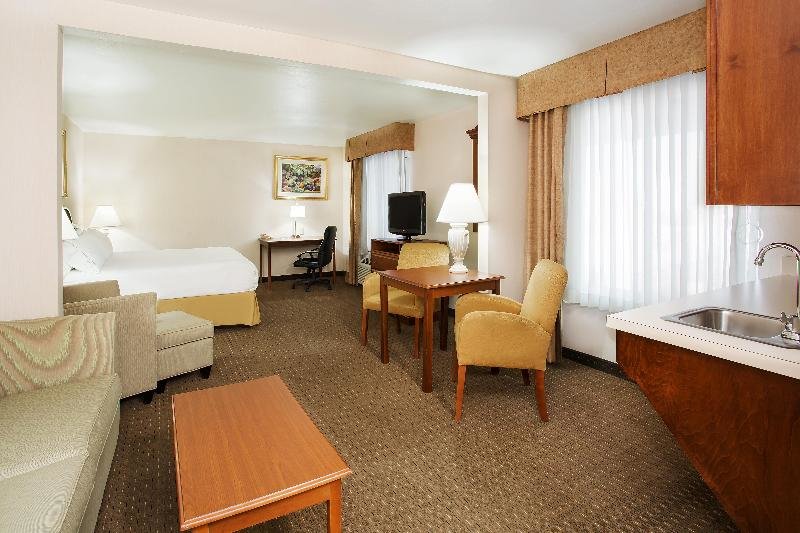 Standard suite Holiday Inn Express & Suites Marion, an IHG Hotel