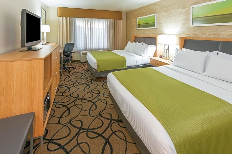 Deluxe Quadruple room Holiday Inn Express Hotel and Suites