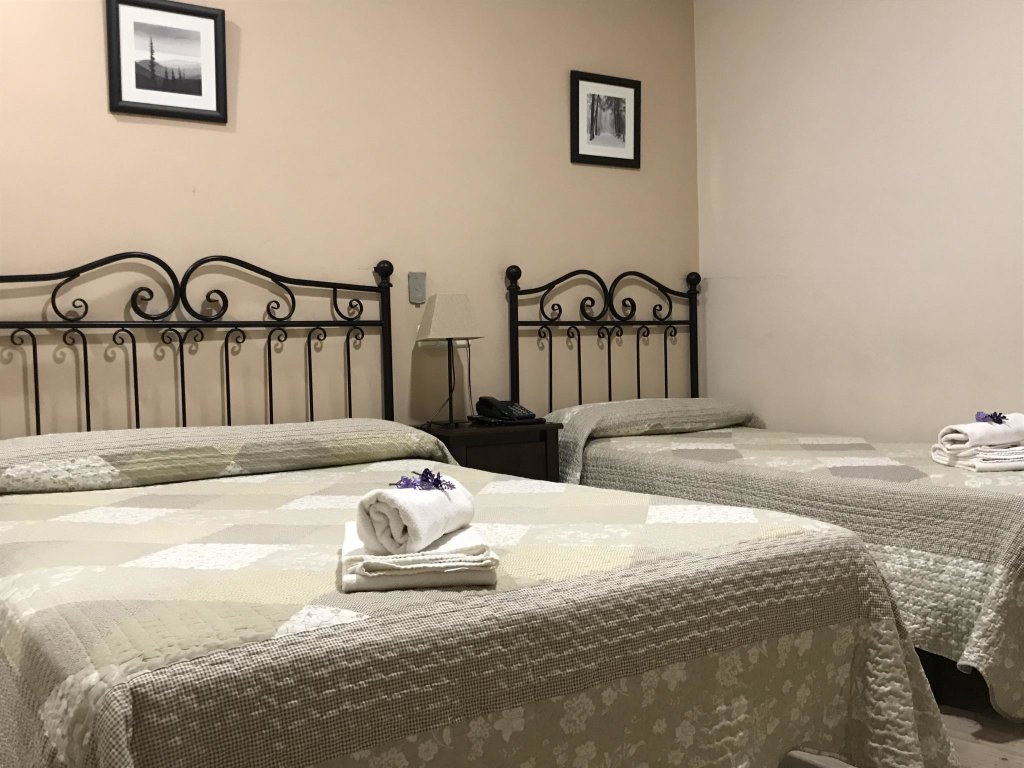 Кровать в общем номере Hostal El Pilar