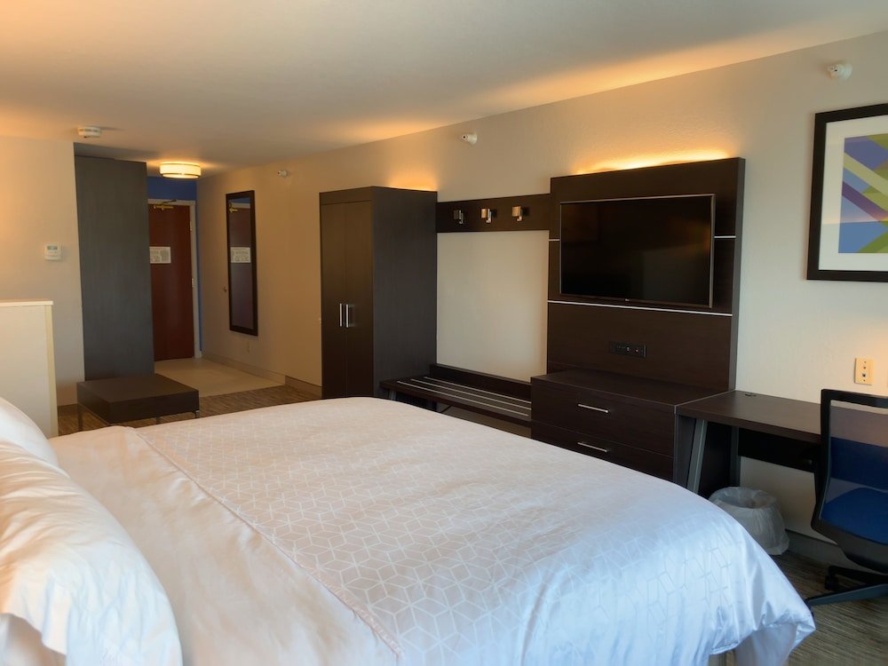 Люкс c 1 комнатой Holiday Inn Express Hotel & Suites Exmore-Eastern Shore, an IHG Hotel