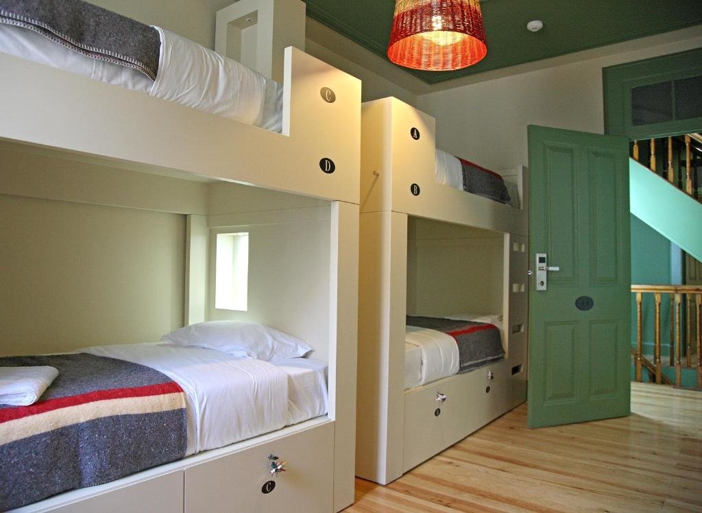 Кровать в общем номере с балконом 29 Madeira Hostel
