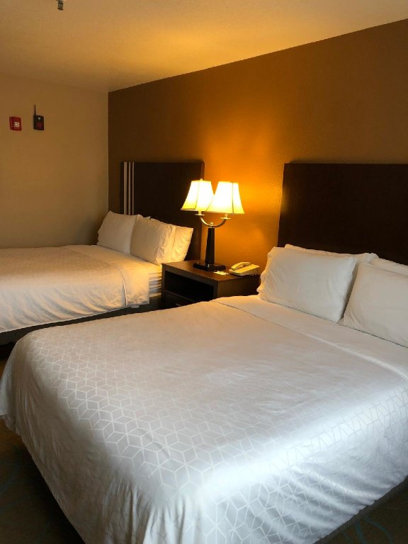 Четырёхместный люкс Holiday Inn Express Winnemucca, an IHG Hotel