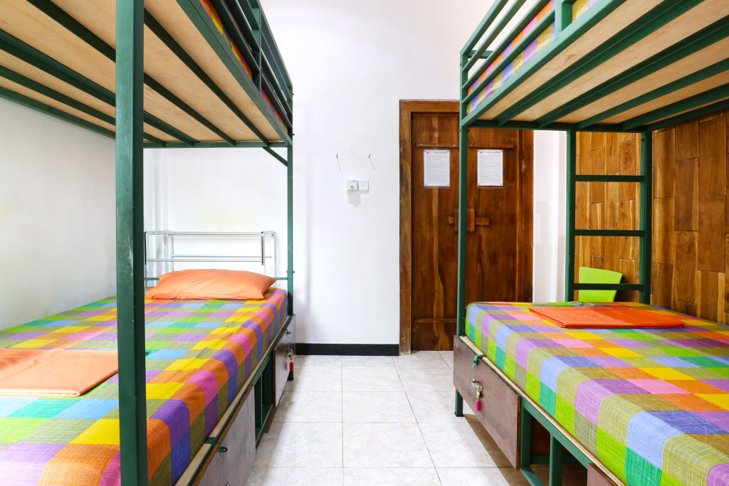 Кровать в общем номере Kuta Bed & Breakfast Plus
