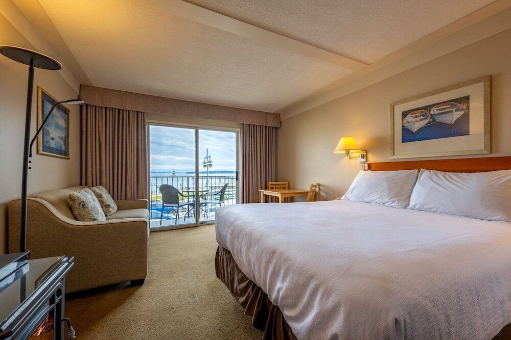 Одноместный номер Standard с балконом и с видом на океан Sidney Waterfront Inn & Suites