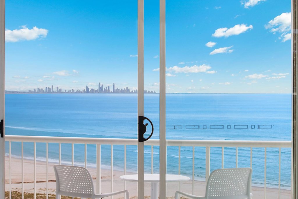 Четырёхместный номер Deluxe с 2 комнатами с балконом и с видом на океан Meridian Tower Kirra Beach