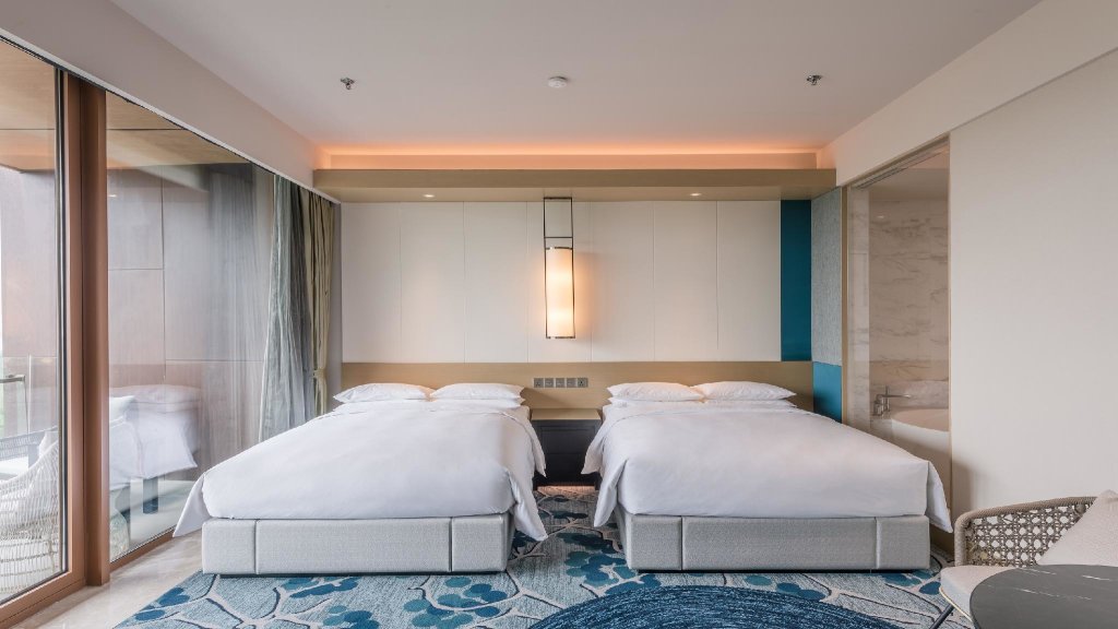 Standard Double room with mountain view Renaissance Suzhou Taihu Lake Hotel