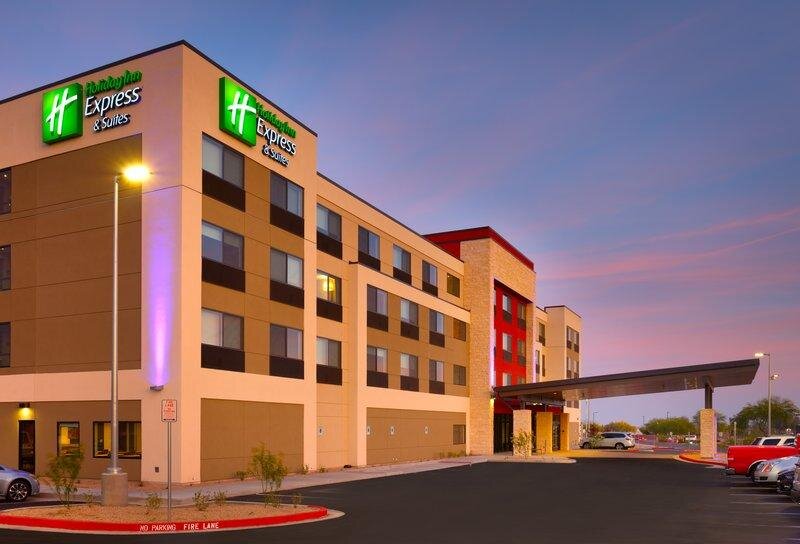 Suite 1 dormitorio Holiday Inn Express & Suites Phoenix West - Buckeye, an IHG Hotel