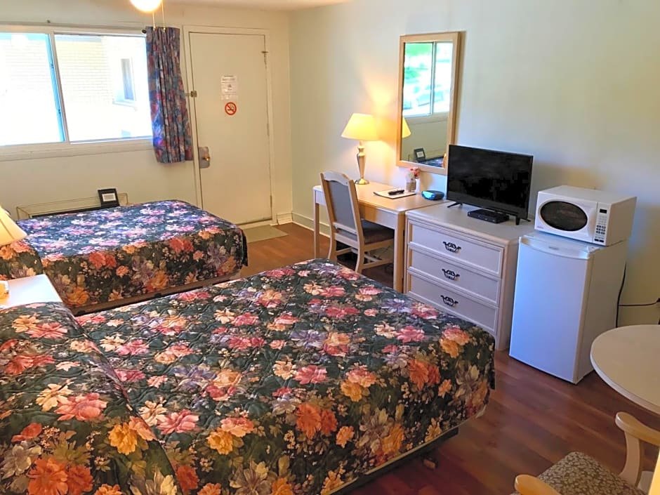 Standard Quadruple room Lake City Motel