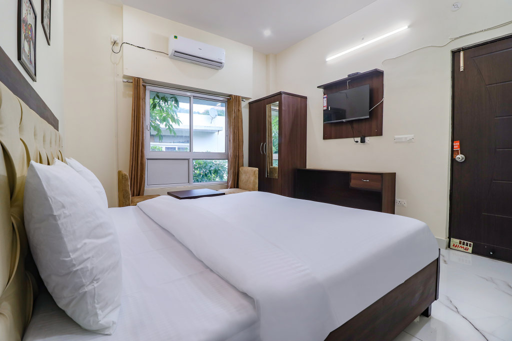 Premium room FabHotel Maira Heights