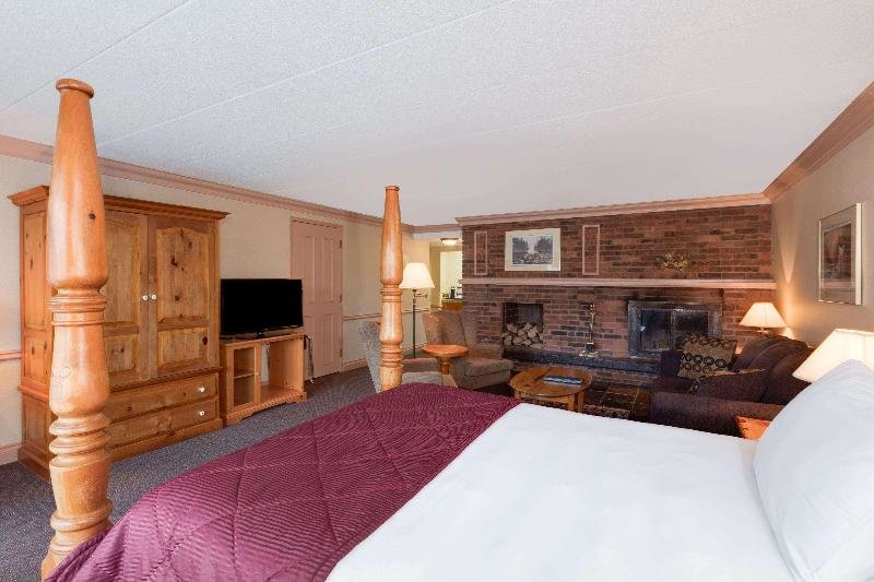 Четырёхместный люкс Ramada by Wyndham Pinewood Park Resort North Bay