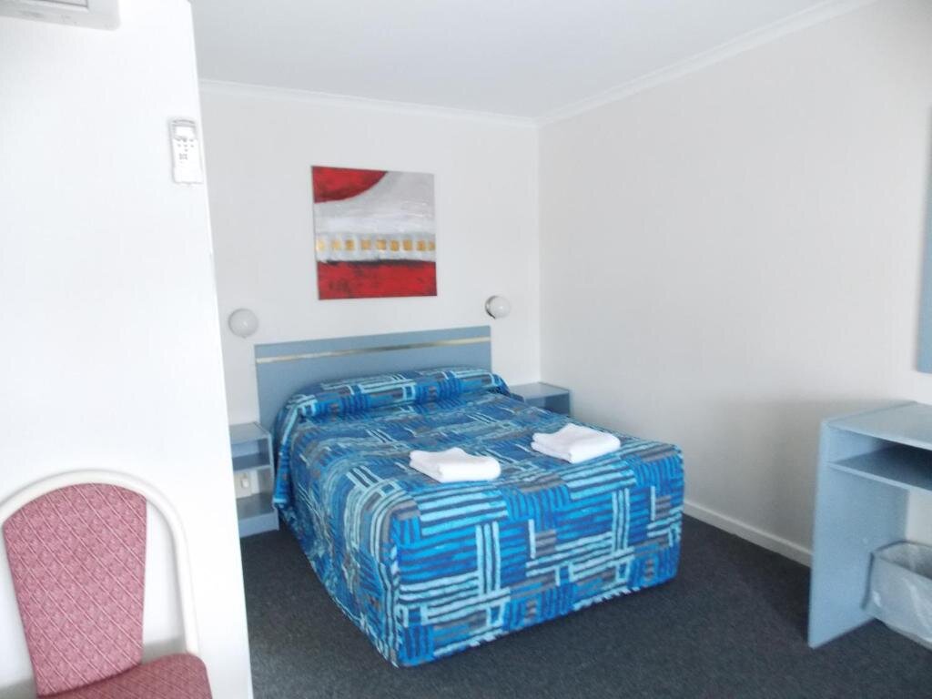 Кровать в общем номере Yass Motel
