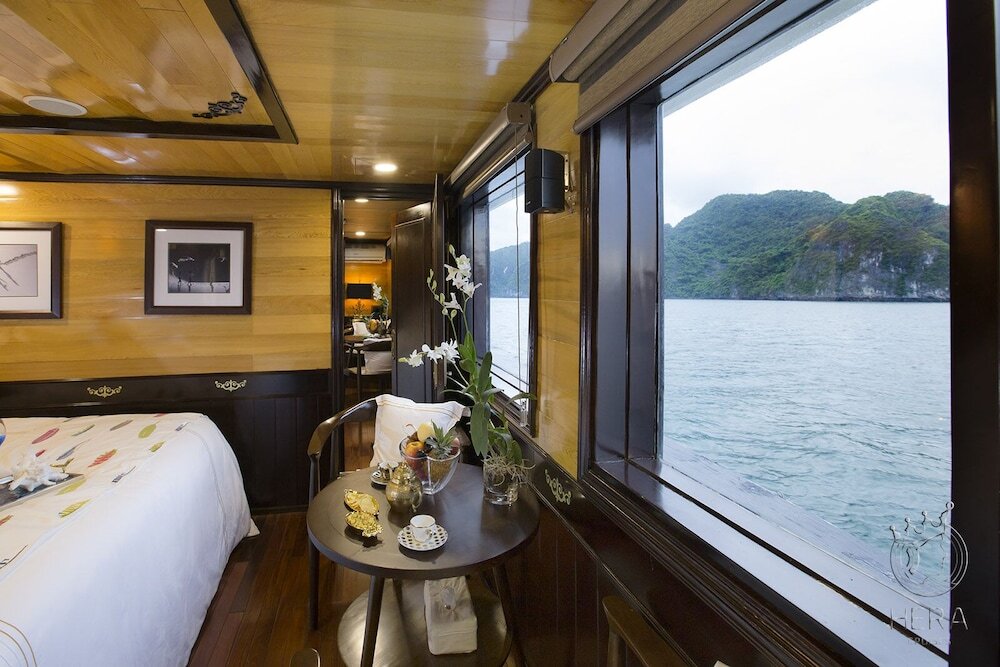 Suite junior Hera Grand Luxury Cruises Halong