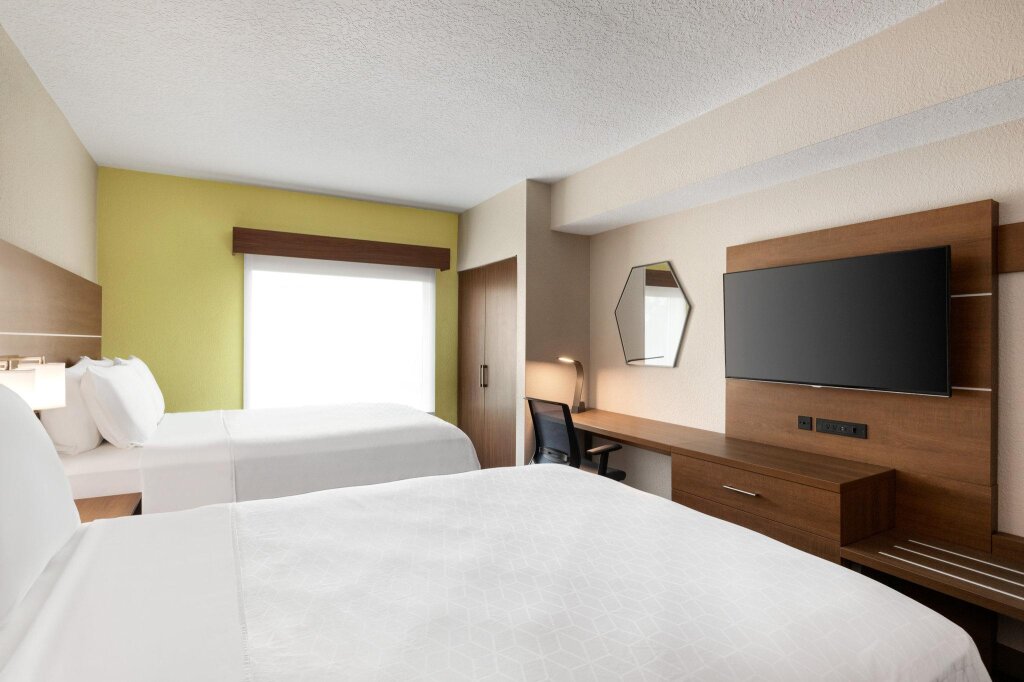 Quadruple suite Holiday Inn Express & Suites Pembroke Pines-Sheridan St, an IHG Hotel