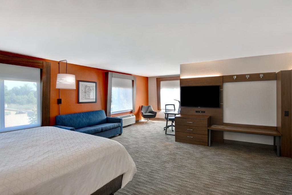 Двухместный люкс Deluxe Holiday Inn Express Hotel & Suites Anderson I-85 - HWY 76, Exit 19B, an IHG Hotel