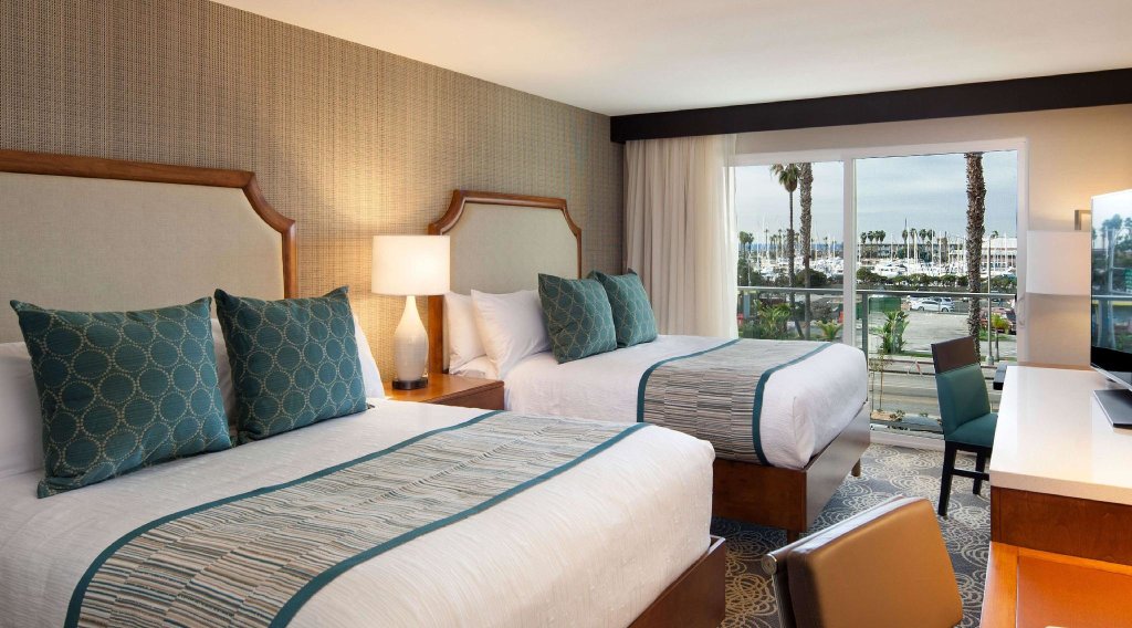 Четырёхместный номер Standard с видом на гавань Redondo Beach Hotel, Tapestry Collection by Hilton