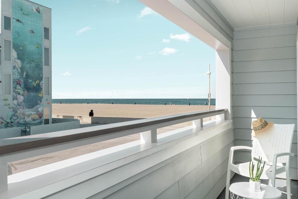Двухместный номер Standard с балконом Sea Sprite Ocean Front Hotel