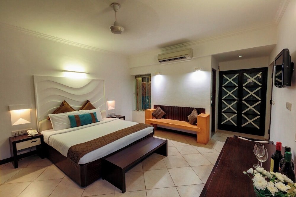 Номер Luxury с балконом и с видом на бассейн Sonesta Inns Beach Resort - Candolim Beach