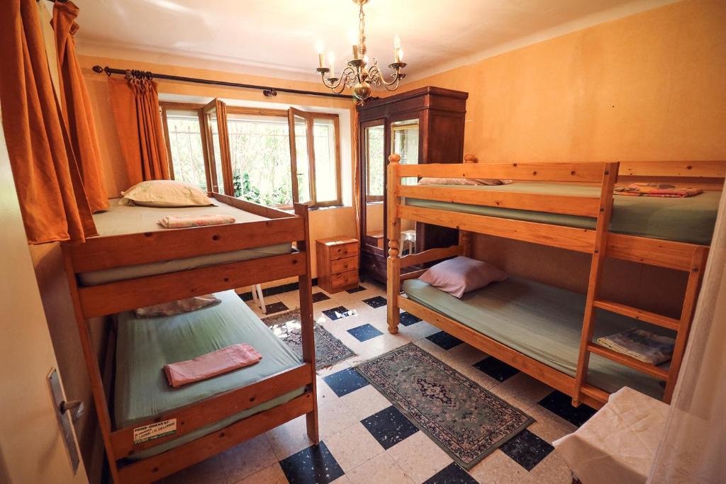 Кровать в общем номере La Roseraie