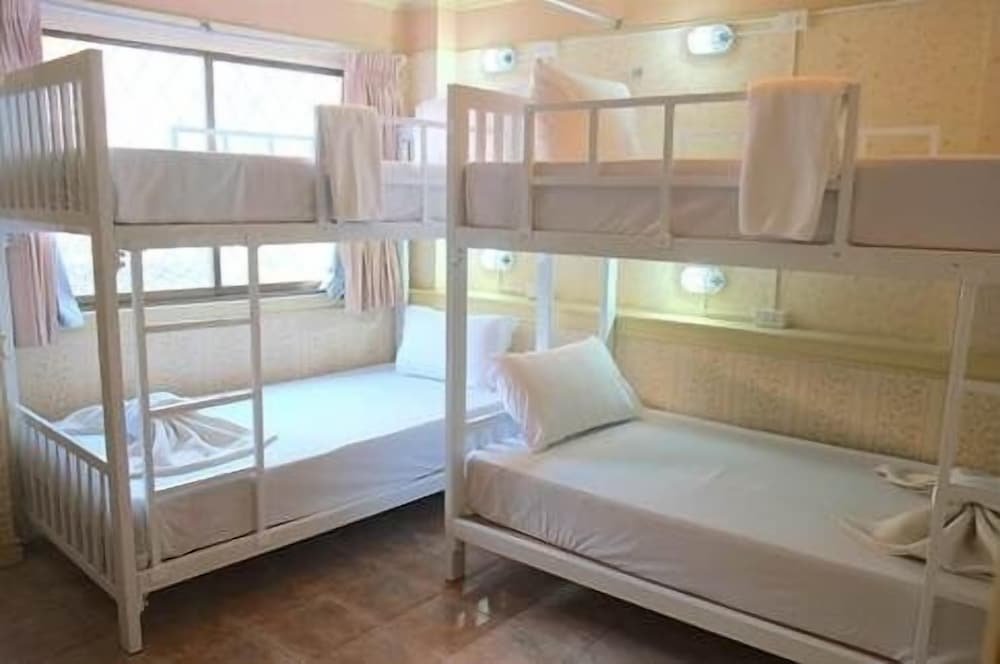 Кровать в общем номере Silom Avenue Inn