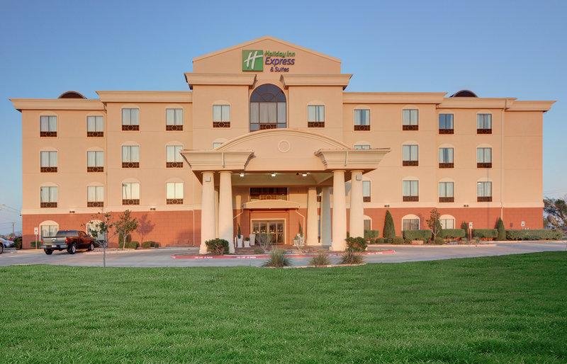 Кровать в общем номере Holiday Inn Express Hotel and Suites Altus, an IHG Hotel