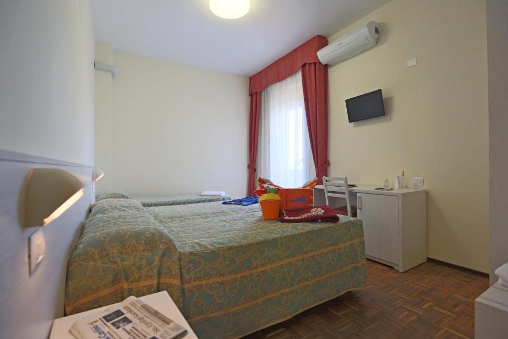 Standard Quadruple room with sea view Hotel Marina Beach