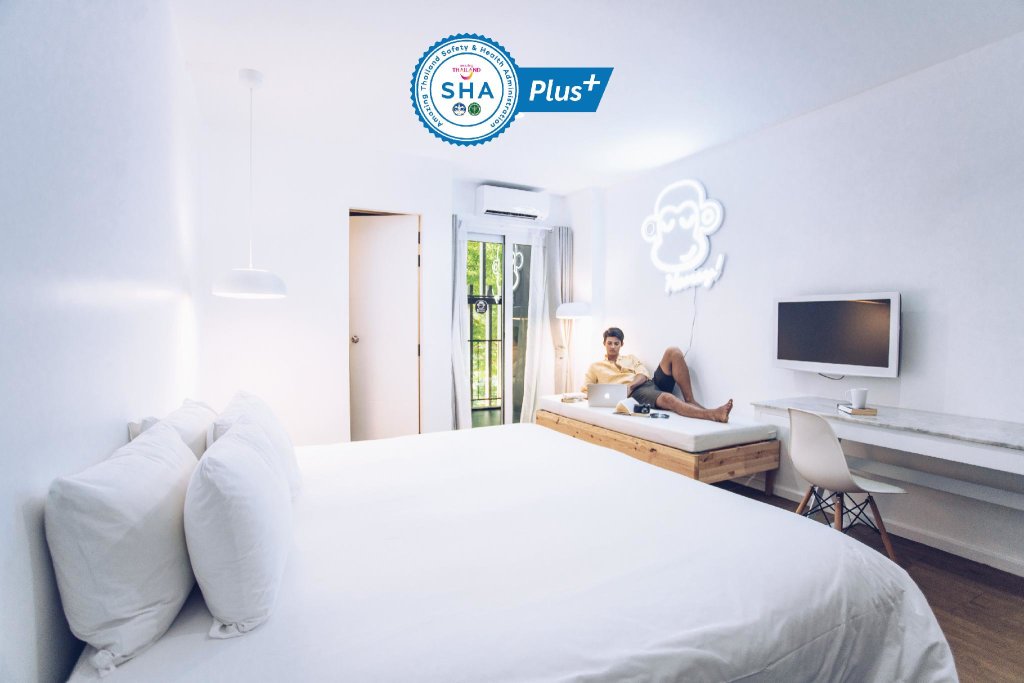 Кровать в общем номере Blu Monkey Bed & Breakfast Phuket - SHA Plus