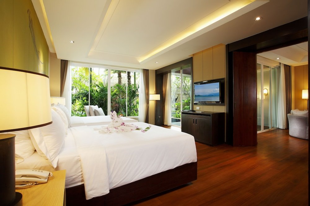 Moken Suite Pool Access с балконом Graceland Khaolak Beach Resort- SHA Extra Plus
